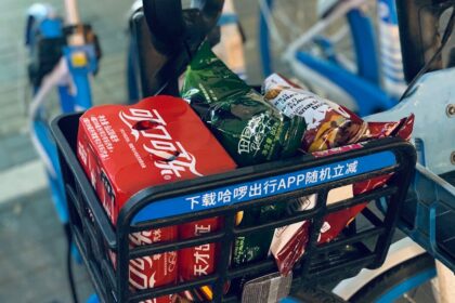 Chinese food delivery hero Chinese delivery worker struggle - 火災救助のヒーローが一転、ペナルティに？ 中国デリバリー配達員の感動と波乱の物語