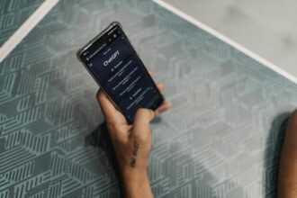 artificial intelligence interface futuristic smartphone screen - 最新テック動向:iOS 26、iPhone 18 Pro、美団、AI進化