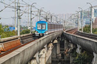 futuristic Chinese city, Chinese electric car - 中国テック最前線!スマホ、EV、OSの最新速報