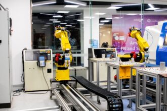 Warehouse robot Automated warehouse - Amazon「ブルーバード」倉庫ロボット、短命で終了。自動化の裏側に迫る