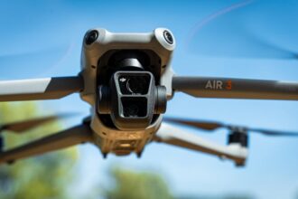 DJI drone drone lawsuit - DJI、米FCCの「規制リスト」指定に提訴！市場のパニックとユーザーの反発は？