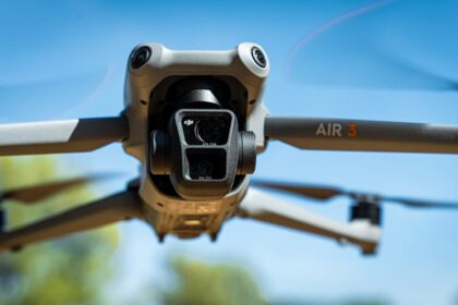 DJI drone drone lawsuit - DJI、米FCCの「規制リスト」指定に提訴！市場のパニックとユーザーの反発は？