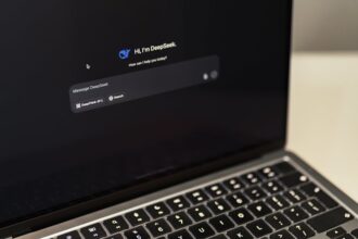 CarPlay AI assistant In-car chatbot interface - Apple CarPlay、ついに主要AIチャットボット解禁！iOS 26.4で車内体験を革新