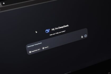 collaboration software screen AI business interface - 激化する中国コラボツール市場：DingTalkとFeishu、AIで覇権争い