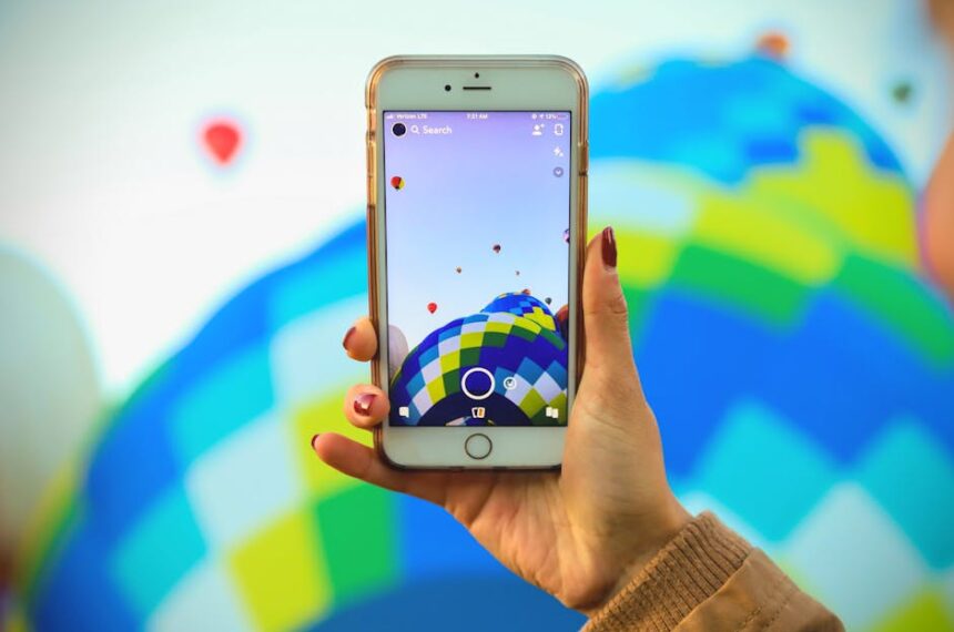 iPhone punch-hole display colorful iPhone concept - iPhone 18 Proに新色追加か？Dynamic Island大幅縮小の噂も