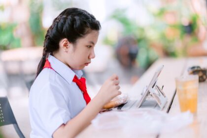 AI learning tablet student studying on tablet - 中国発！AI学習タブレット徹底比較：受験生必見の4モデル