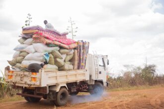 overloaded delivery truck mobile coupon redemption - 中国EC「無料クーポン」狂乱！9時間で1000万件突破、配送網パンクで店舗休業も