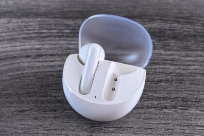 AI translation earbuds High-fidelity earphones - AI翻訳から高音質まで！注目の最新イヤホン3選：効率UPと快適体験を両立