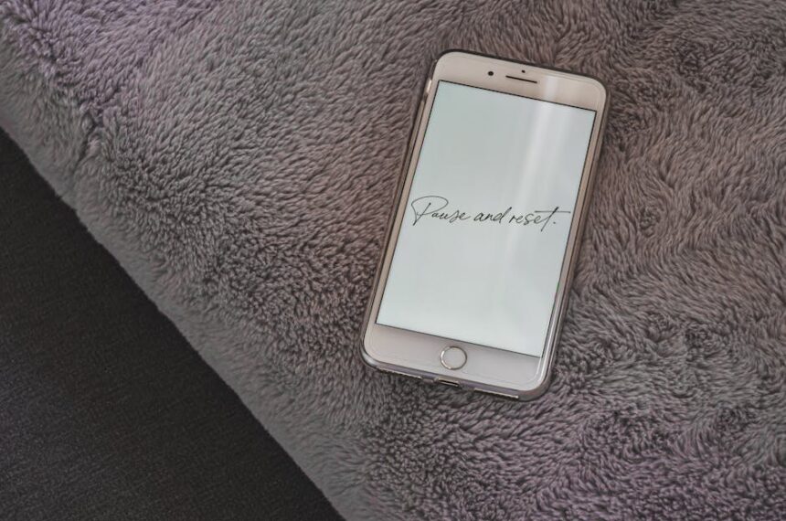 iPhone Fold concept - Apple、ついに折りたたみiPhone「Fold」を2026年投入か?新型MacBookやStudio Displayの情報も浮上