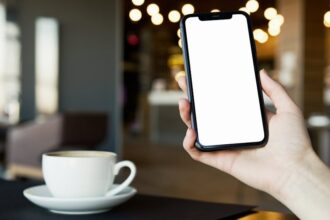 Luckin Coffee cup Social media screen - 瑞幸咖啡カップスリーブ誤字がSNS炎上！ブランドリスクと品質管理の教訓