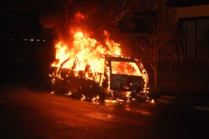 Electric car fire rescue Burning EV accident - 中国でEVが溝に転落、1分で炎上！通行人が窓割り決死の救助劇