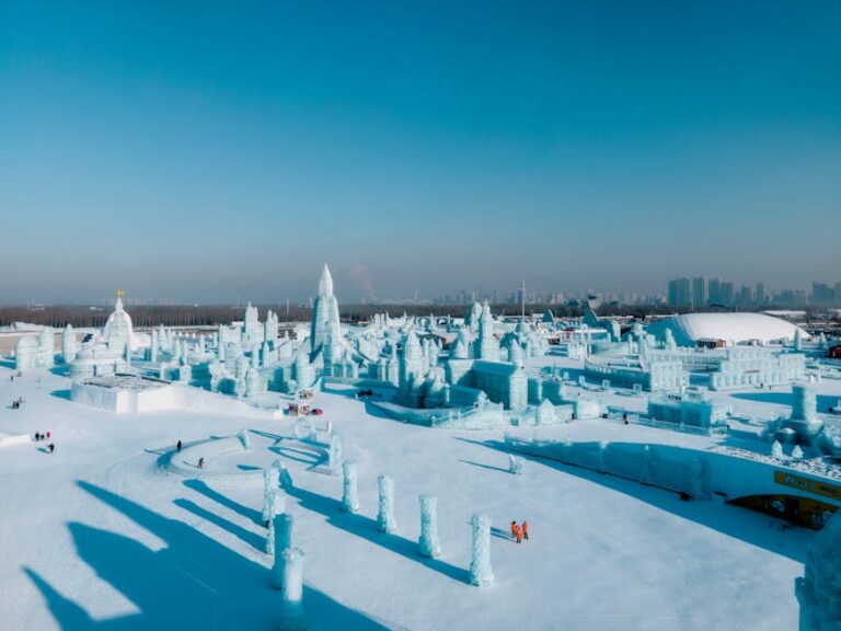 melting ice sculptures Harbin Ice World - 気候変動の影響か？中国ハルビン氷雪大世界が記録的暖冬で異例の早期閉園、来季無料招待へ