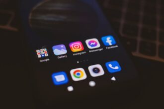 mobile app interface - WeChatが劇的進化！プラグイン、スタンプ、iOS版新機能徹底解説