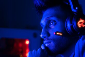 Streamer microphone Live stream error - 人気ストリーマーPokimane、まさかの放送事故！マイクオフ忘れでチャット炎上