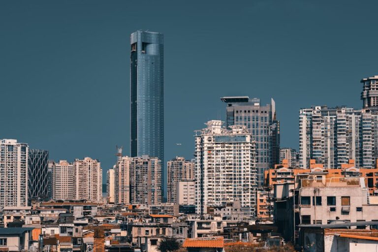 Commercial real estate China cityscape - CBREが商業不動産投資で世界・中国市場を牽引！