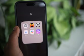 Siri app interface futuristic AI interface - Apple AI戦略が革命!Siriが独立アプリに進化、WWDC 2026でシステム級AI体験か