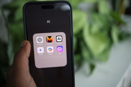 Siri app interface futuristic AI interface - Apple AI戦略が革命！Siriが独立アプリに進化、WWDC 2026でシステム級AI体験か
