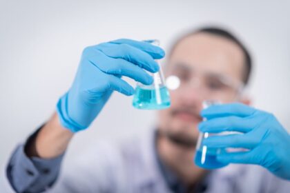 AI drug discovery Biotech laboratory - AI創薬の最前線！百度系BioMapが香港上場へ