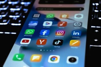 AI art, social media trend - Xで話題沸騰！AIが生成する「透明ブラ」画像がSNSを席巻