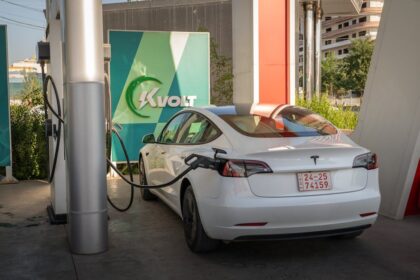 EV battery pack Futuristic electric car - 中国EVの光と影:速度違反、バッテリー問題から最新技術まで
