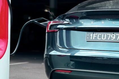 Xiaomi SU7 electric car charging - Xiaomiの次世代EV「SU7」が新登場!性能、航続距離、充電、豪華装備が全面進化