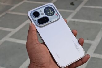 Foldable smartphone Futuristic phone - Galaxy Z Fold8、驚異の進化！ディスプレイ・カメラ・バッテリーが大幅アップ