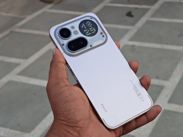 Foldable smartphone Futuristic phone - Galaxy Z Fold8、驚異の進化！ディスプレイ・カメラ・バッテリーが大幅アップ