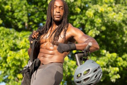 shirtless muscular man athletic shirtless man - 【バイオハザード】レオン、まさかの裸体Modで登場！ファンの期待は「さらなる筋肉」？