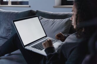 modern family using devices blank TV screen - 現代人のテレビ離れ深刻化！TCL創業者「魅力不足が核心」改革への提言