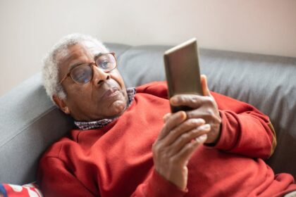 elderly using WeChat, Chinese senior smartphone - 中国、要介護高齢者向けに月最大1.7万円割引の介護サービス券導入！WeChatで申請可能に