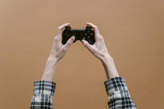 gamer playing video game fantasy adventure landscape - ブレワイが2位!ゲーマーを唸らせた「史上最も影響力のあるオープンワールドゲーム」8選