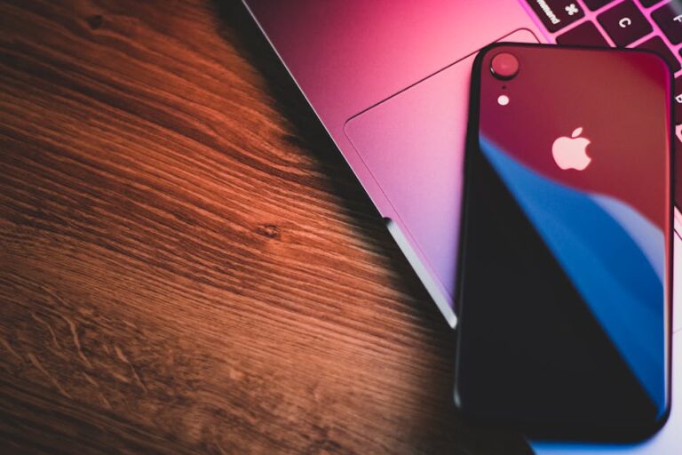 Apple foldable phone foldable iPhone concept - Apple初の折りたたみiPhone「Fold」は驚異の28%シェアを予測！Touch ID搭載で9月登場か？