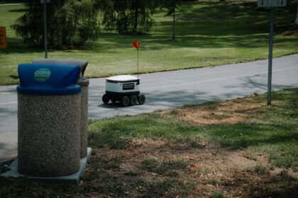 embodied AI robot AI logistics - JD.com、具身智能で業界をリード!2年で1000万時間超のデータが未来を拓く