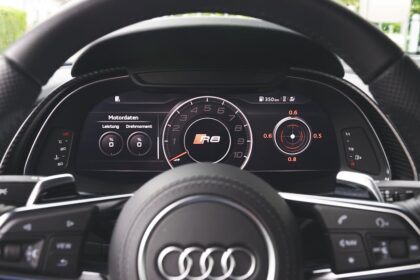 Audi EV HUAWEI in-car display - Audi A6L e-tronが中国市場に登場!HUAWEI智駕システム搭載でEVの未来を再定義