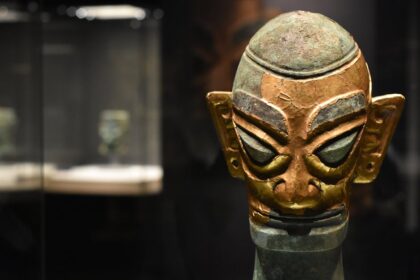 Chinese bronze artifact Archaeological find - 河辺で発見！中国老夫婦が拾った「鉄クズ」が千年国宝だった驚き