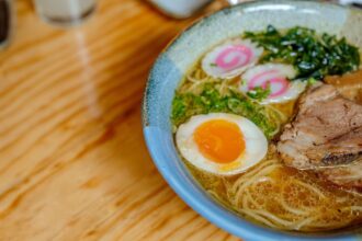 ramen chef, noodle shop - 中国元人気俳優、スキャンダル乗り越え「麺店」で再起!一杯の麺に込める新たな挑戦