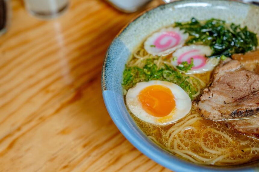 ramen chef, noodle shop - 中国元人気俳優、スキャンダル乗り越え「麺店」で再起!一杯の麺に込める新たな挑戦