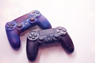 futuristic PlayStation controller transforming controller buttons - ソニー新特許:ボタンが変形!「ひねる・持ち上げる」次世代コントローラーでゲーム体験革新か