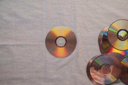 PS5 game disc cleaning game disc - PS5ゲームディスク、指紋やホコリで汚れてない？簡単ひと手間でピカピカに保つ方法