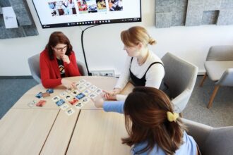 game development collaboration game strategy meeting - ゲーム開発の未来はハイブリッド戦略にあり？共同開発と自社開発の二刀流