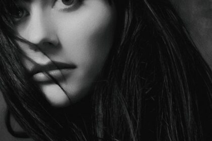 Anne Hathaway portrait - 「2026年世界で最も美しい人」にアン・ハサウェイ選出！飾らない言葉と美の哲学に迫る