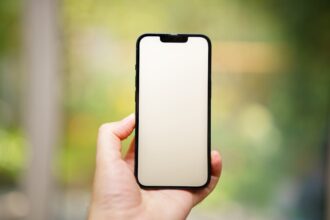 under-display camera phone, future iPhone concept - iPhone 20周年記念モデルか？2027年「真の全面ディスプレイ」搭載の超ハイエンド機が登場との噂