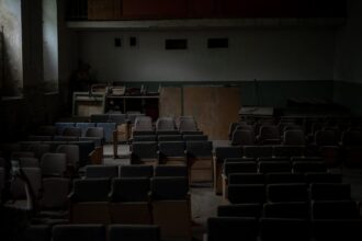 found footage horror unsettling minimalist room - 恐怖と笑いは紙一重？偽ドキュメンタリーホラーが直面する「整活」の罠