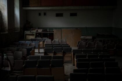 found footage horror unsettling minimalist room - 恐怖と笑いは紙一重？偽ドキュメンタリーホラーが直面する「整活」の罠