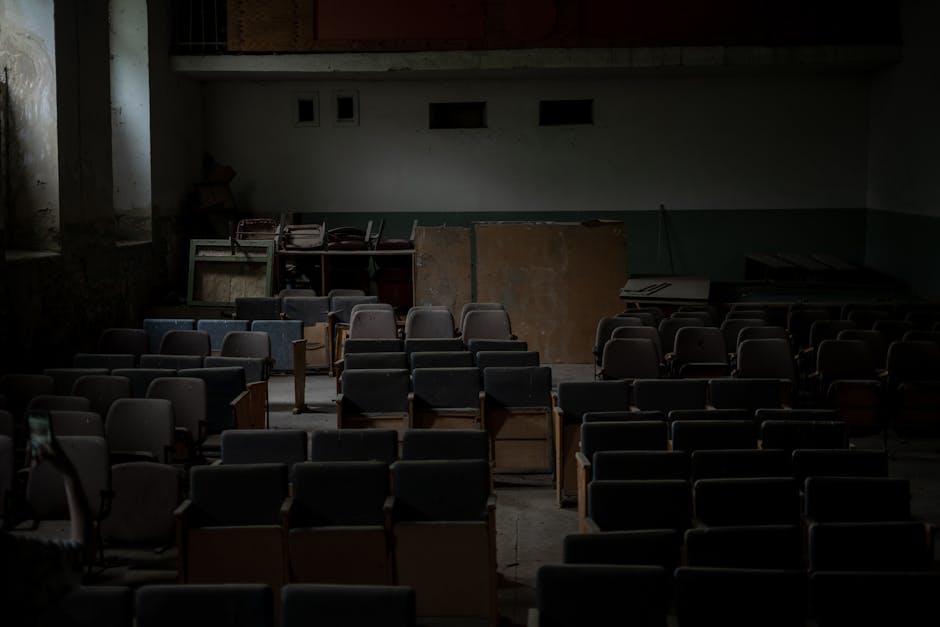 found footage horror unsettling minimalist room - 恐怖と笑いは紙一重？偽ドキュメンタリーホラーが直面する「整活」の罠