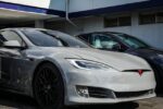 Tesla Model Y Tesla Model Y black emblem - テスラが2026年モデルModel Yを改良!ブラックエンブレムと新ホイール、内装色追加
