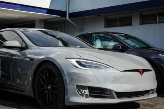 Tesla Model Y Tesla Model Y black emblem - テスラが2026年モデルModel Yを改良!ブラックエンブレムと新ホイール、内装色追加