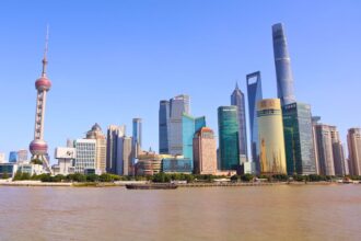 Shanghai financial district Chinese business negotiation - 2025年 中国主要銀行の採用と報酬戦略：効率化の波と人材獲得競争の行方