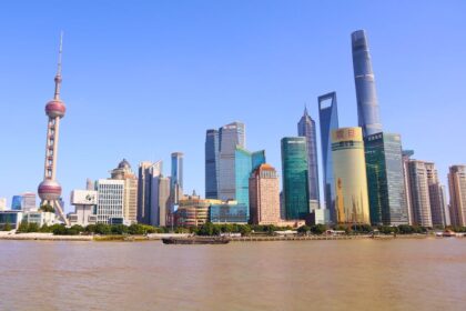 Shanghai financial district Chinese business negotiation - 2025年 中国主要銀行の採用と報酬戦略：効率化の波と人材獲得競争の行方