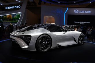 Xiaomi EV futuristic electric car - スペイン首相がXiaomi本社を訪問!革新EV「YU7」の未来技術に驚嘆